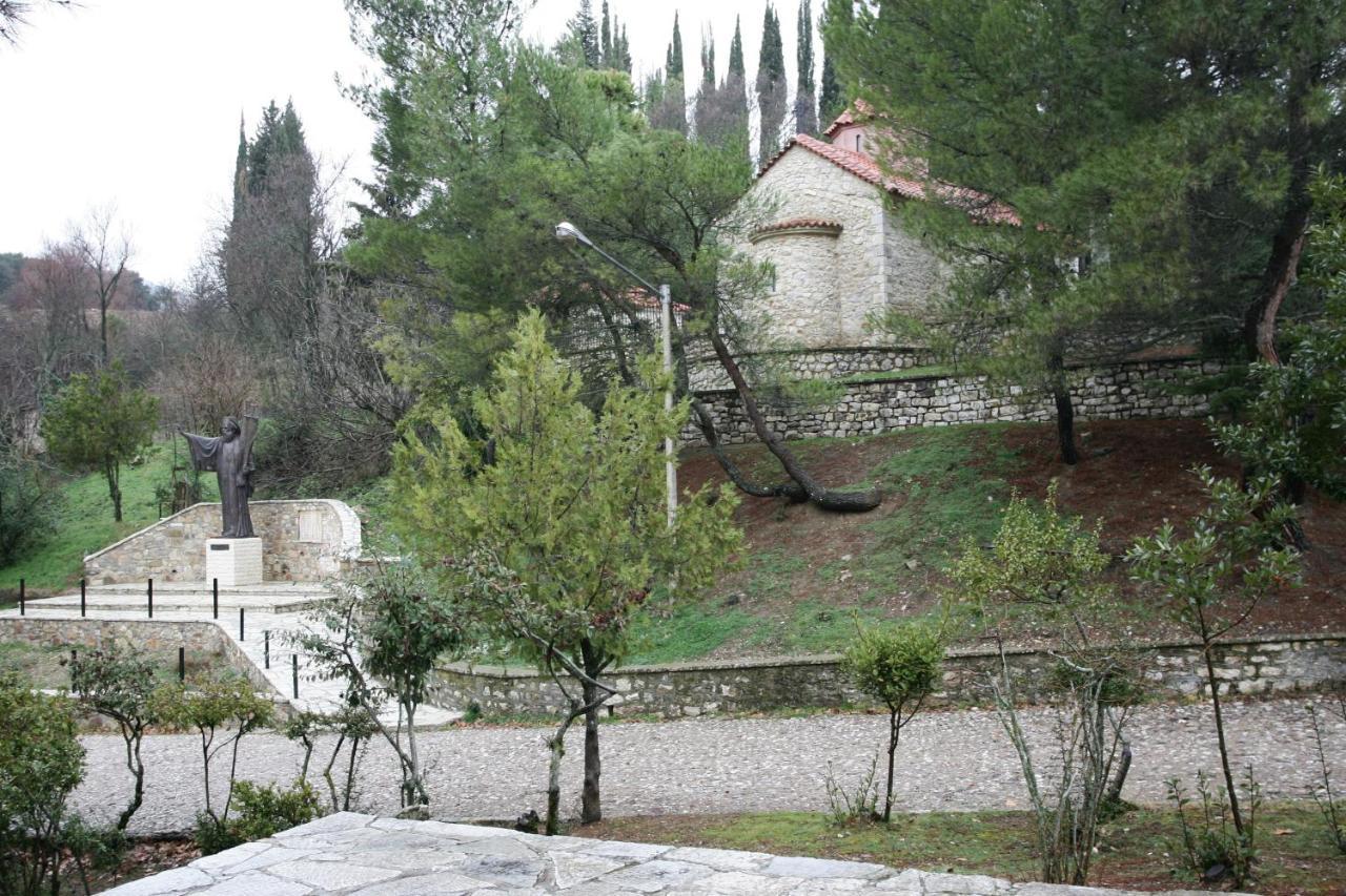 Amadriades Kalavryta Luaran gambar